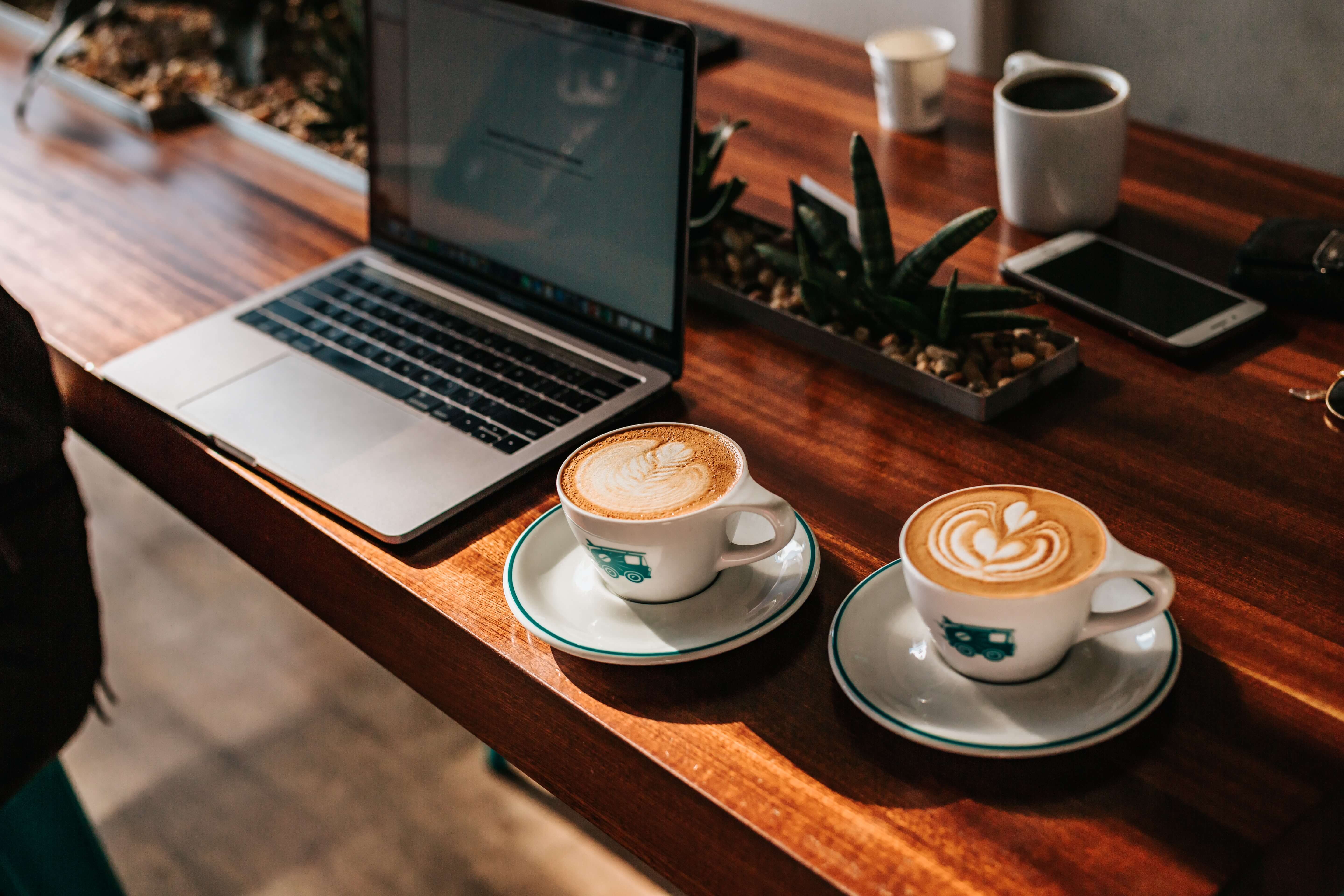 2 чашки кофе на столе. Чашка кофе. Ноутбук и кофе. Кофе в офисе. Чашка кофе на столе.
